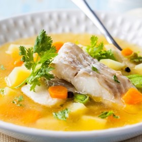 Tradiční rybí polévka se dělá z rybích hlav.