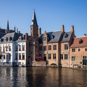 Město je protkané spoustou kanálů.