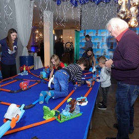 Děti lezly po stolech s hračkami a nevěděly, s čím si hrát dřív.