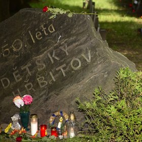 Dětský hřbitov v Ďáblicích stojí za návštěvu a zapálení svíčky