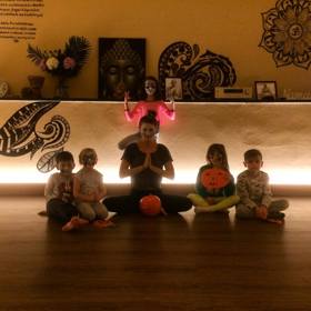 Své hodiny přizpůsobuje aktuálním tématům, čímž rozvíjí v dětech kreativitu a fantazii