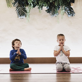 Děti si díky józe rovnají záda, protahují tělo a učí soustředěnosti
