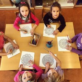 Její hodiny jsou kreativní a tvořivé, děti se naučí spoustu nových technik