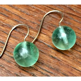 Fluorit je obdařený ochrannou mocí na duchovní úrovni