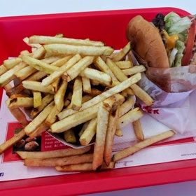 Rychlá a cenově dostupná varianta obědu. Ušetříte čas, ale vaše zažívání rozhodně ne.