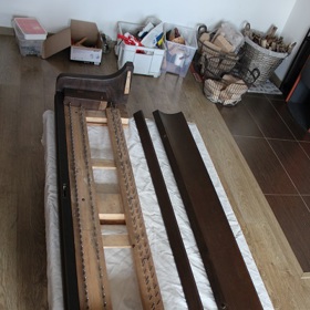 Jednotlivé části po opatření nátěrem v odstínu ořech