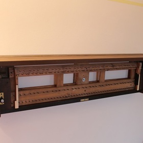 Základ police už přimontovaný ke zdi