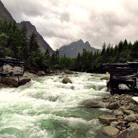 Rozbouřenou řeku museli vězni překonávat každý den