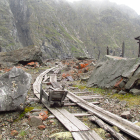 Pomocí vozíků tahali kameny, které těžili z okolních lomů