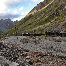 V takovýchto dřevěných domcích vězni pobývali za každého počasí