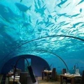 Kdo by si nechtěl dát sklenku vína s takovým výhledem?