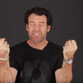 Specializuje se na portréty a méně atraktivním lidem vždy radí, aby trochu přimhouřili oči.