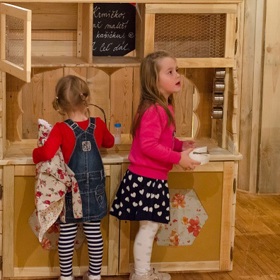 Děvčátka se naučí, jak se dá pracovat s produkty z medu