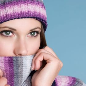 Nesmrtelná kombinace fialové a šedé je na zimním oblečení velmi oblíbená