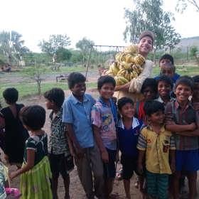 Zavedl ovocné pondělky. Za příspěvky kupuje ovoce, kterého mají děti málo
