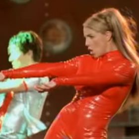 Následovala píseň "Oops!...I Did It Again"