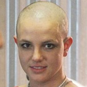 Britney propadla alkoholu a oholila si hlavu .