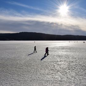 Ne vždy je tloušťka ledu taková, aby vydržela váhu auta.