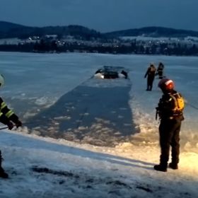 Stává se, že se auto do vody propadne.