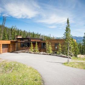 Big Sky, Montana. Už jen vířivka s výhledem na hory a sjezdovky by měla učinit kladné rozhodnutí za vás. A když ne, soukromá golfová hřiště a lyžařské trasy, sauna, kamenný krb a okna od stropu k zemi se o to postarají.