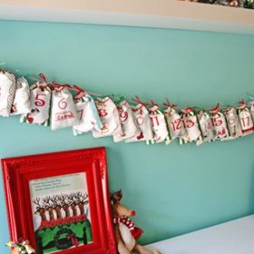 Originální adventní kalendář ozdobí každý dětský pokojíček.