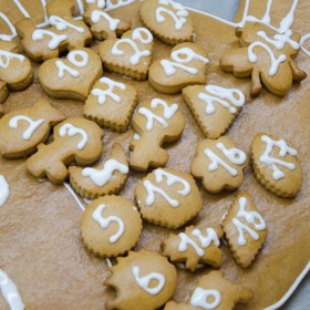 Perníčkový adventní kalendář je vtipným řešením.