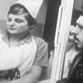 Tatínkové na oddělení vůbec nemohli, ženy se tak se vším musely vypořádat samy.