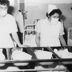 V porodnicích miminka ležela vedle sebe jako na pekáčích.