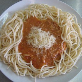 Špagety s kečupem a sýrem patřily mezi největší mňamky.