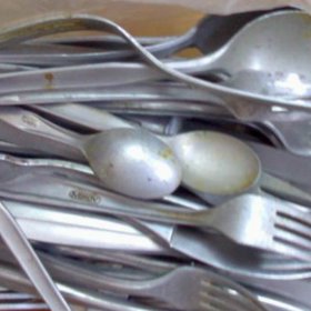 Hliníkové příbory nás provázely na každém kroku.