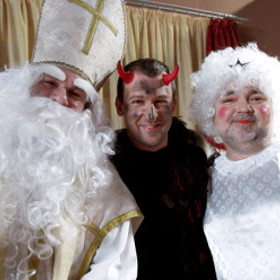 I slavné osobnosti každoročně vyrážejí do dětských domovů a nemocnic potěšit malé děti.