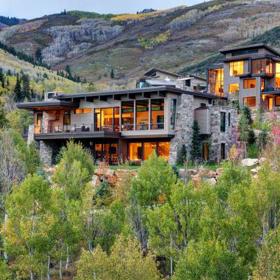 Park City, Utah. Třípokojová novostavba je posazena mezi kaňony hned vedle lyžařského střediska, kde se v roce 2002 odehrával program lyžařů a snowboardistů jako součást zimních olympijských her. V Park City se zároveň každoročně vyhlašují nejpovedenější nezávislé filmy Spojených států v rámci festivalu Sundance.