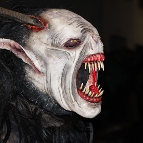 Některé čertovské masky jsou brutálně děsivé.