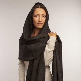 Kašmírový svetr a šál působí elegantně.