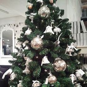 Jednobarevné stromečky jsou vhodné pro moderní bezdětné páry.