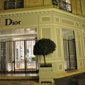 Když jsme vystaveni reklamě, v níž je vyzdvihován život bez závazků, touha utrácet se zvýší.