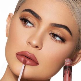 Celebrity jsou chodící reklamní plochy samy o sobě. Kylie Jenner má svou řadu rtěnek.