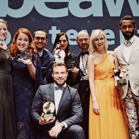 Tým JAD Productions na předání cen & v oranžových šatech porotkyně Andrea Faflíková, senior brand relations & events manager z The LEGO Group.