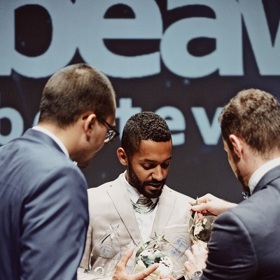 Yemi se snaží udržet všechny ceny.