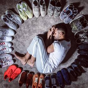 Yemi tenisky miluje a má jich spousty.