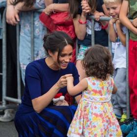 Ani vévodkyně se netají láskou k dětem.