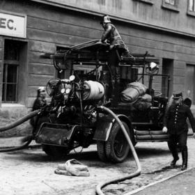 První hasičské vozy.