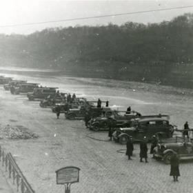 Hasičský sbor na břehu Vltavy.