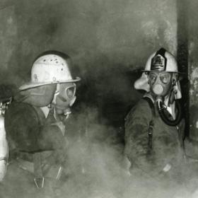 Hasiči řešili spoustu nepříjemných situací bez pořádné ochrany.