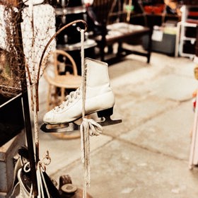 Dámská bota je užší a vyšší, což lépe odpovídá stavbě těla ženské postavy.