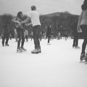 V zimě se staví zimní kluziště i v centrech velkých měst.