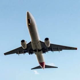 Lidé, kteří bydlí v bezprostřední blízkosti letišť, si stěžují na hluk.