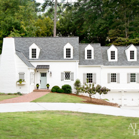 Praktické a osobité – takové muselo být nové bydlení podnikatelky Meg Harrington, spolumajitelky galerie Huff Harrington Fine Art a obchodu s nábytkem Huff Harrington Home. Sen se jí zhmotnil s objevením tohoto domu ze 30. let v americkém městě Brookhaven.