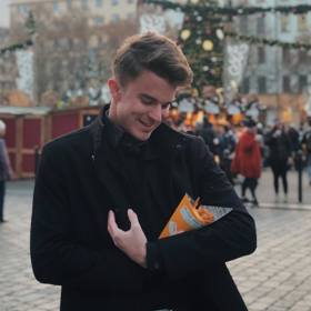 Kovy je velmi vtipný, vzdělaný a trefný, proto má většinou inteligentní fanoušky