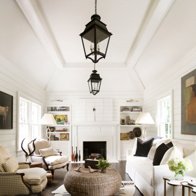 Obývák prodělal změnu od základů. Harrington se nelíbil původní strop. A protože exteriér domu připomínal estetiku nantucketské chaty, rozhodla se pro klenutý. Pozoruhodně řešené je i umístění televize. Tu lze jednoduše schovat za skříň s francouzským šroubem, když se na ni nikdo nedívá. Harrington je přesvědčená, že by neměla být středobodem obýváku.